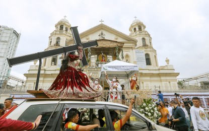 <p><strong>BLACK NAZARENE.</strong> Priests begin the three-day blessing of replicas of the Black Nazarene outside the Quiapo Church in Manila on Dec. 27, 2022. The church and devotees will next prepare for the annual Feast of the Black Nazarene on Jan. 9, usually attended by millions of devotees. <em>(PNA photo by Yancy Lim)</em></p>