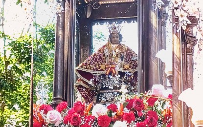 <p><strong>JABS BEFORE SINULOG.</strong> Photo shows the image of the Holy Child, Sr. Sto. Niño de Cebu. RESU-7 cluster head Dr. Eugenia Mercedes Cañal on Wednesday (Dec. 28, 2022) urged Cebuanos who have not been vaccinated for their initial two doses to get their jabs and be protected against Covid-19 when they celebrate Sinulog fiesta in honor of the Sto. Niño in January next year. <em>(PNA photo by John Rey Saavedra) </em></p>