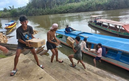 <p><strong>DISTRIBUTION</strong>. Volunteers unload family food packs in a village in Oras, Eastern Samar on Tuesday (Dec. 27, 2022). The Department of Social Welfare and Development has prepositioned 39,082 family food packs in strategic areas of Eastern Visayas primarily for the impacts of rainy days. <em>(DSWD photo)</em></p>