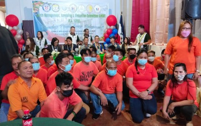 <p><strong>FREED</strong>. Some of the 28 persons deprived of liberty released on Wednesday (Dec. 28, 2022) during a ceremony at the Leyte provincial jail in Palo town with the members of the Leyte management, screening and evaluation committee. The PDLs were released as part of the good conduct time allowance and through plea bargaining agreements. <em>(PNA photo by Sarwell Meniano)</em></p>