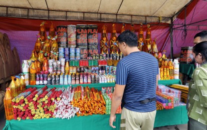 <p>Firecrackers (<em>PNA photo by Joey Razon)</em></p>