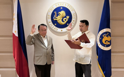 <p><strong>NEW GAB CHAIR.</strong> New Games and Amusement Board (GAB) chairperson Richard Clarin (right) takes his oath before Executive Secretary Lucas Bersamin in this photo released by the Office of the Press Secretary on Thursday (Dec. 29, 2022). GAB regulates and supervises professional sports. <em>(Photo courtesy of OPS)</em></p>