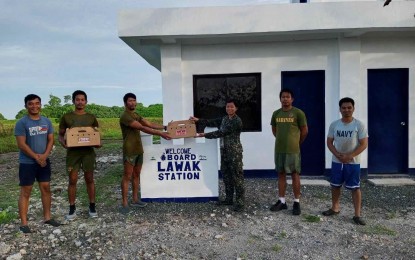 <p><strong>HOLIDAY GIFTS.</strong> Troops stationed at the Lawak and Patag Islands in the Kalayaan Island Group receive holiday gift packages on Dec. 28, 2022. The Western Command said Thursday (Dec. 29, 2022) the Christmas care packages were brought to the troops stationed in the islands after the weather improved. <em>(Photo courtesy of Wescom)</em></p>