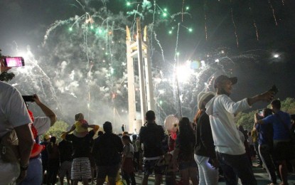 <p><strong>NEW YEAR REVELRY.</strong> Families watch the fireworks display at the Quezon Memorial Circle on New Year's Eve (Dec. 31, 2022) as they welcome the New Year. The Metropolitan Manila Development Authority renewed its call to the local government units in Metro Manila to designate fireworks display zones in their areas for the New Year revelry.<em> (PNA photo by Robert Oswald P. Alfiler)</em></p>
