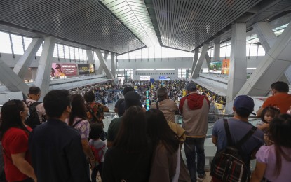 <p>Stranded passengers at the airport on Jan. 2, 2023. <em>(PNA photo by Yancy Lim)</em></p>
