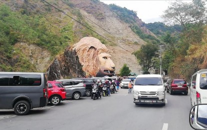<p><strong>RECOVERY</strong>. Tourists flock to the iconic Lions Head along Kennon Road in this photo taken in December 2022. Peter Ng, president of the Baguio-Benguet Chamber of Commerce and Industry, said Thursday (Jan. 19, 2023) that traders are optimistic that the uptick in tourist arrivals would bring benefits to their businesses. <em>(PNA file photo by Liza T. Agoot)</em></p>