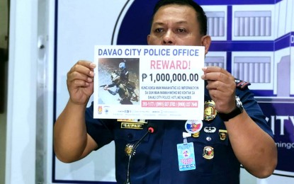 <p><strong>PHP1-MILLION REWARD.</strong> Davao City Police Office director Col. Alberto Lupaz (left) shows the photo of the gunman responsible for the killing of Yvonnette Plaza, which also contains the details of the PHP1 million bounty for those who can give the information and whereabouts of the gunmen. Plaza was shot at close range by one of two gunmen riding in tandem on a motorbike in front of her rented house on Dec. 29, 2022. <em>(PNA photo by Robinson Niñal Jr.)</em></p>