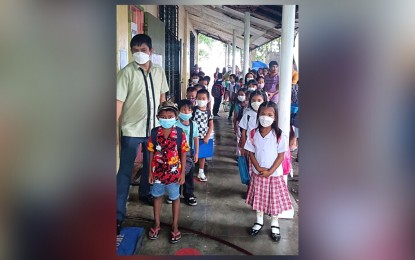 <p><strong>TRANSFERRING SOON</strong>. Learners at the old Jinalinan-Paliwan Elementary School in the Municipality of Bugasong with their teacher Randy Verano (left) instructing them to fall in line before going inside their dilapidated classroom in this undated photo. Verano said in an interview on Tuesday (Jan. 3, 2023) that they are looking forward to transferring to their new site once their Grade 3 and 4 classrooms are finished within the year. <em>(Photo courtesy of Randy Verano)</em></p>
<p> </p>