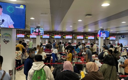 <p><strong>BACK TO NORMAL</strong>. Passengers check-in for their flights at the Ninoy Aquino International Airport on Tuesday (Jan. 3, 2023). The Civil Aviation Authority of the Philippines said operations in all airports in the country are now back to normal following the system glitch last Sunday. <em>(Photo courtesy of AirAsia Philippines)</em></p>