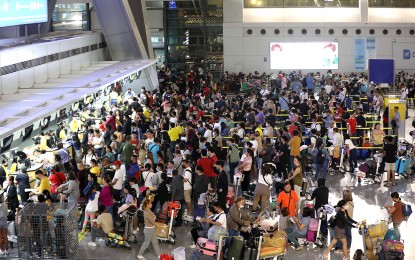 <p>Stranded passengers at the NAIA. <em>(PNA photo by Avito Dalan)</em></p>