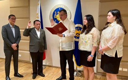 <p><strong>OATH OF OFFICE</strong>. Executive Secretary Lucas Bersamin (2nd from left) administers the oath of office to Richard "Dickie" Bachmann (center) as Philippine Sports Commission chairman at the Malacañang Palace on Wednesday (Jan. 4, 2022). Bachmann was chairman for the PBA 3x3 prior to his appointment to head the top government sports body. <em>(Photo courtesy of PSC)</em></p>