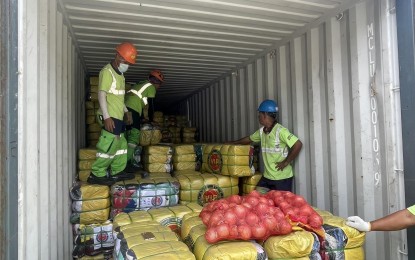 <p><strong>INTERCEPTED.</strong> Customs officers find smuggled onions in a container of used clothing at the Port of Manila on Dec. 23, 2022. The Bureau of Customs on Wednesday (Jan. 4, 2023) said it has seized PHP17 million worth of smuggled onions concealed in three containers after a 100 percent physical examination. <em>(Photo courtesy of BOC)</em></p>