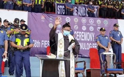 <p><strong>SINULOG 2023</strong>. Augustinian friar, Fr. Ian Miranda, blesses the members of the Philippine National Police (PNP) and other law enforcement agencies during a send-off ceremony for those who will secure the Sinulog 2023 festival. Police Regional Office-7 director, Brig. Gen. Jerry Bearis, said the PNP will deploy a total of 2,500 cops for the main fiesta event on Jan. 15. <em>(Screengrab from PRO-7 video)</em></p>