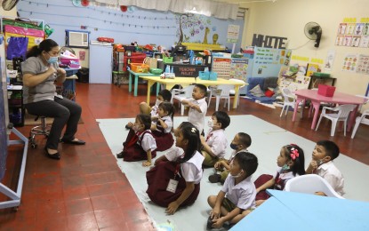 <p><strong>BACK TO SCHOOL.</strong> A teacher has her students’ full attention at Aurora Quezon Elementary School in Malate, Manila on Wednesday (Jan. 4, 2023). Some schools resumed classes right after the Jan. 1 and 2 holidays. <em>(PNA photo by Yancy Lim)</em></p>