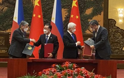 <p><strong>E-COMMERCE DEAL.</strong> Trade Secretary Alfredo Pascual (3rd from left) and Chinese Commerce Minister Wang Wentao (rightmost) exchange the signed Memorandum of Understanding on E-Commerce on Jan. 4, 2023 in Beijing, China. The signing of the deal was made during the state visit of President Ferdinand R. Marcos Jr. to China from Jan. 3 to 5. <em>(Photo courtesy of DTI)</em></p>