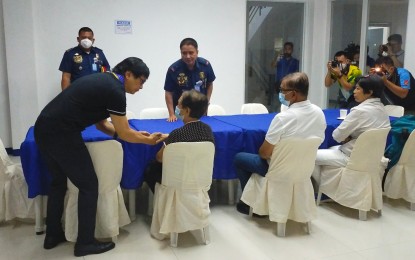 <p><strong>EXTENDING SYMPATHY.</strong> Secretary of the Interior and Local Government Benhur Abalos Jr. (in black) extends his sympathy to the parents of slain trader Yvonette Plaza at the Davao City Police Office headquarters in Davao City on Friday (Jan. 6, 2023). In a dialogue, Abalos assures the victim's parents to bring justice for their loss. <em>(PNA photo by Robinson Niñal Jr.)</em></p>