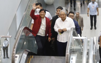 <p><strong>NEVER AGAIN.</strong> President Ferdinand R. Marcos Jr. waves to the crowd as he arrives at the Ninoy Aquino International Airport Terminal 3 on Friday (Jan. 6, 2023) during an inspection following the technical glitches on New Year's Day. The president, who is accompanied by Transportation Secretary Jaime Bautista, expressed his sincere apologies for the inconvenience and vowed to do everything to prevent similar incidents. <em>(PNA photo by Alfred Frias)</em></p>