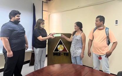 <p><strong>SETTLED.</strong> Two of 14 maintenance workers of an adventure park receive their monetary award from Department of Labor and Employment-Central Visayas. DOLE-7 regional director Lilia Estillore (2nd from left) after the settling of a labor dispute on Thursday (Jan. 5, 2023). The workers availed of the Single Entry Approach program that avoids full-blown cases through settlements. <em>(Courtesy of DOLE-7)</em></p>