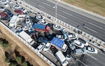 <p><strong>ROAD CRASH </strong>At least 17 people died while several others were hurt following a major road accident in Nanchang County, east of China's Jiangxi province on Sunday (Jan. 8, 2023). <em>(WAM)</em></p>