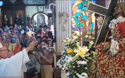 <p><strong>BLACK NAZARENE</strong>. Cebu Archbishop Jose Palma incenses the image of the Black Nazarene shortly after a pontifical mass at the Archdiocesan Shrine of the Black Nazarene in Talisay City, Cebu on Monday (Jan. 9, 2023). In his homily, Palma encouraged the devotees to meditate on the feasts of the Sr. Sto. Niño de Cebu and the Black Nazarene which have been celebrated side by side every January of the year. <em>(Screengrab from the Archdiocesan Shrine of Black Nazarene video)</em></p>