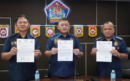 <p><strong>VOLUNTARY RESIGNATION</strong>. Top officials of the Police Regional Office in Bicol Region (PRO-5) headed by Brig. Gen. Rudolph Dimas (center) tendered their courtesy resignation on Monday (Jan. 9, 2023). Another general and 26 colonels in the region joined the move in support of the effort to cleanse the ranks of the Philippine National Police. <em>(Photo courtesy of PRO-5)</em></p>