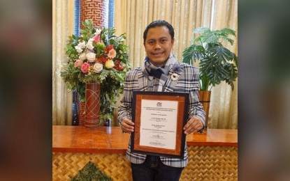 <p><strong>NATIONAL WINNER</strong>. Head Teacher 1 Ju-Im Jimlan holds the Dangal ng Bayan Award in a photo posted on Facebook on Thursday (Jan. 5, 2023). In the same post, the Tamalagon Integrated School-Secondary Department said Jimlan is a pride of the province of Aklan and Western Visayas. <em>(Photo courtesy: Facebook/Tamalagon Integrated School-Secondary Department)</em></p>
