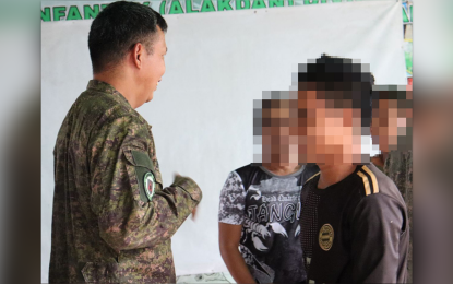 <p><strong>SURRENDER.</strong> Maj. Gen. Ignatius Patrimonio, the Army’s 11th Infantry Division commander (left), interacts with Abu Sayyaf Group (ASG) surrenderers at the headquarters of the 10th Infantry Battalion in Barangay Bon-Bon, Patikul, Sulu. Two ASG leaders and 19 of their followers surrendered Sunday (Jan. 8, 2023) following a series of negotiations. <em>(Photo courtesy of Western Mindanao Command)</em></p>