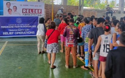 <p><strong>RELIEF OPS.</strong> Staff members from the offices of Speaker Ferdinand Martin Romualdez and Tingog party-list Reps. Yedda Marie Romualdez and Jude Acidre distribute relief goods to flood victims in Barangay New Bohol, New Corella, Davao Del Norte Monday (Jan. 9, 2023). The offices of the House officials delivered over PHP1 million in cash aid and more than 1,600 food packs to the affected barangays of Tagum City, and the towns of New Corella, Asuncion, Kapalong, Carmen and Braulio E. Dujali. <em>(Photo courtesy of Office of Speaker Romualdez)</em></p>