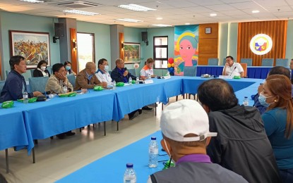<p><strong>DIALOGUE</strong>. Iloilo City Mayor Jerry Treñas calls for a dialogue with the Department of Public Works and Highways to get updates on the status of the Ungka II flyover on Tuesday (Jan. 10, 2023). The department said they are trying to fast-track the construction of the two-lane road on each side of the flyover to ease traffic in the area. <em>(PNA photo by PGLena)</em></p>