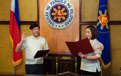 <p><strong>PCO CHIEF. </strong>President Ferdinand R. Marcos Jr. (left) administers the oath of office of lawyer Cheloy Velicaria-Garafil (right) as Secretary of the Presidential Communications Office (PCO) in Malacañang Palace on Tuesday (Jan. 10, 2023). Garafil previously served as officer-in-charge (OIC) and Undersecretary of the now defunct Office of the Press Secretary (OPS) since October last year.<em> (Photo courtesy of Bongbong Marcos Facebook page)</em></p>
