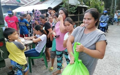 <p><strong>FOOD AID</strong>. Residents in Surigao del Sur province receive food aid from the Office of the Vice President-Disaster Operations Center on Dec. 29, 2022. The residents are among the thousands who have been aided in several areas in the country since December, following the effects of flooding due to heavy rains. <em>(Photo courtesy: Office of the Vice President)</em></p>
