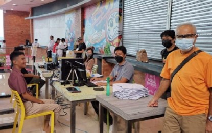 <p><strong>REGISTRATION.</strong> COMELEC Assistant Regional Director and concurrent Provincial Election Supervisor in Antique Tomas Valera (standing right) supervises the voter's registration at the Robinsons Place in San Jose de Buenavista on July 23, 2022. Valera, during a virtual press conference Wednesday (Jan. 11, 2023), urge residents of Antique to register for the Barangay and Sangguniang Kabataan Elections.(<em>PNA photo courtesy of Comelec Antique)</em></p>