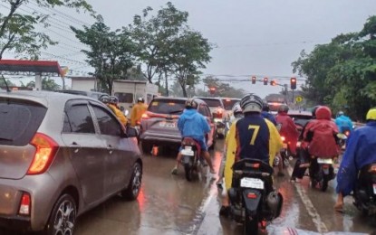 <p><strong>CLASSES SUSPENDED.</strong> Motorists are shown along a street in Cebu amid rain showers brought by a low pressure area and shear line. On Thursday (Jan. 12, 2023), about 40 localities in the province suspended classes due to continuous rains amid the ongoing preparations of the Cebu City government for the Sinulog 2023. <em>(PNA photo by John Rey Saavedra)</em></p>