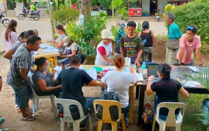 <p><strong>VALIDATION</strong>. The Department of Agrarian Reform conducted validation of the agricultural lands in Barangay Minoyan, Murcia, for parcelization and distribution of land titles.  A total of 158 agrarian reform beneficiaries are set to receive their individual land titles under the Support to Parcelization of Lands for Individual Titling (SPLIT) Project.  <em>(Photo courtesy of DAR)</em></p>