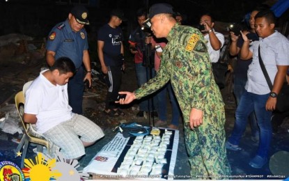 <p><strong>ANTI-DRUG STING</strong>. Police Regional Office-Central Visayas chief, Brig. Gen. Jerry Bearis, is seen talking to a drug suspect arrested in one of 280 intelligence-driven anti-drug sting operations that started on Dec. 19 last year. Bearis on Thursday (Jan. 11, 2023) said the operations yielded a total of four kilos of shabu and 404 grams of marijuana with a total value of PHP27.4 million and the arrest of 351 drug personalities.<em> (Photo courtesy of PRO-7's Lt. Col. Maria Aurora Rayos)</em></p>