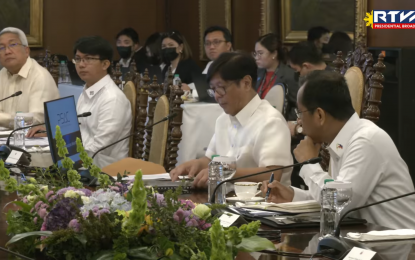 <p><strong>UPDATE ON SIM REGISTRATION.</strong> President Ferdinand R. Marcos Jr. meets with officials of the Private Sector Advisory Council (PSAC) at the State Dining Room of Malacañan Palace on Thursday (Jan. 12, 2023). Marcos reviewed the PSAC's digital infrastructure work plan and asked for an update on the implementation of Republic Act 11934 or the SIM Card Registration Act.<em> (Screengrab from RTVM)</em></p>