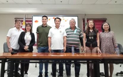 <p><strong>CHINESE NEW YEAR</strong>. Bacolod City Mayor Alfredo Abelardo Benitez (center) with officials of Bacolaodiat Inc. (from right) Jennifer Gochangco-Ong, Oddette Ong-Gomez, and Crispin Chua, together with (from left) Councilor Vladimir Gonzales, City Tourism Officer Maria Teresa Manalili, and Councilor Jason Villarosa, after the press conference for the Bacolaodiat Festival 2023 at the Government Center on Friday (Jan. 13, 2023). This year’s celebration of the Chinese New Year in the city will be held on Jan. 20 to 22. <em>(PNA photo by Nanette L. Guadalquiver)</em></p>
