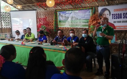 <p><strong>TECHNOLOGY TRAINING.</strong> Department of Agriculture Regional Office 6 Technical Director on Operations, Dominador Marquez, congratulates the 175 farmers from the towns of Sibalom and San Remigio in Antique province on Friday (Jan. 13, 2023) after completing their training on the production of high-quality inbred rice, certified seeds and farm mechanization. The training was provided by the DA and Technical Education and Skills Development Authority (TESDA) to enhance the competitiveness of Filipino farmers. <em>(PNA photo by Annabel Consuelo J. Petinglay)</em></p>