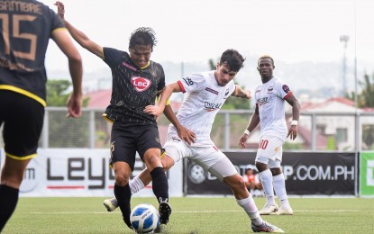 <p>Kaya FC-Iloilo's Jovin Bedic (left) and Dynamic Herb Cebu FC's Mert Altinoz in action during their match in 2022.<em> (Photo courtesy of PFF/PFL)</em></p>