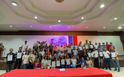 <p><strong>DRUG-CLEARED.</strong> Officials of drug-cleared barangays in Laoag City take a photo opportunity after the declaration by the Philippine Drug Enforcement Agency (PDEA). Other barangays in the city are still being validated on their drug status. <em>(Photo courtesy of PDEA-Ilocos Norte)</em></p>
