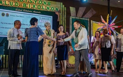 <p><strong>HEALTH AWARD</strong>. Albay Governor Edcel Grex Lagman receives an award given by the Department of Health in Bicol (DOH-5) on Jan. 13, 2023 for implementing its 2022 health programs effectively. Lagman vowed to work harder to give Albayanons the best possible public health care system. <em>(Photo courtesy of DOH-Bicol)</em></p>