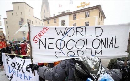 <p>Activists take part in a protest to raise awareness on climate change and environment prior to the WEF annual meeting on Jan. 16 to 20 in Davos, Switzerland. <em>(Dursun Aydemir/Anadolu Agency)</em> </p>