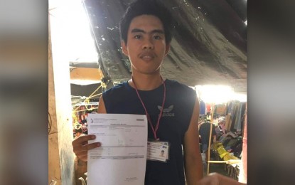 <p><strong>REGISTRATION</strong>. A person with a disability (PWD) in the Province of Antique shows his Membership Data Record with the Philippine Health Insurance Corporation (PHIC) in an undated photo. Edison Sta. Romana, assistant head of the Provincial Disability Affairs Office (PDAO), said Monday (Jan. 16, 2023) that the PWD focal persons in the 18 municipalities of the province are conducting house-to-house registration for the Philippine Registry for PWD (PRPWD). <em>(PNA photo courtesy of PDAO Antique)</em></p>