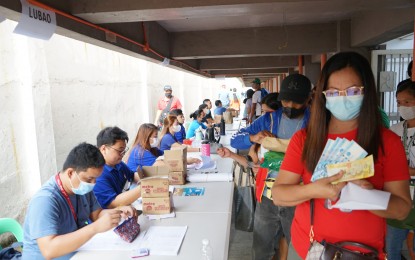 <p><strong>PAYOUT</strong>. Some 4,026 TUPAD (Tulong Pangkabuhayan sa Ating Disadvantaged/Displaced Workers) beneficiaries in the province of Pampanga receive payment for their 10-day work and services at the Bren Z. Guiao Convention Center on Monday (Jan. 16, 2023). Each program beneficiary received PHP4,500. <em>(Photo courtesy of the provincial government of Pampanga)</em></p>