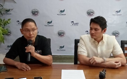 <p><strong>PROGRAM BRIEFING</strong>. Victorias City Mayor Javier Miguel Benitez (right) and his uncle, Negros Occidental Third District Representative Jose Francisco Benitez, during a press briefing after the former delivered his first six months' report on Monday night (Jan. 16, 2023). The mayor said the city government received PHP55 million from the national government's Local Government Support Fund to construct an evacuation center this year. <em>(PNA photo by Nanette L. Guadalquiver)</em></p>