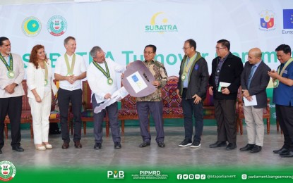 <p><strong>EU SUPPORT.</strong> Bangsamoro Autonomous Region in Muslim Mindanao (BARMM) Chief Minister Ahod Ebrahim (center) receives the symbolic key to the mini buses from the European Union (EU) envoy Luc Veron (4th left) as Defense chief Carlito Galvez (3rd right), BARMM and EU delegates look on. The donation formed part of the EU’s Support to Bangsamoro Transition (Subatra) program. <em>(Photos courtesy of BTA-BARMM)</em></p>