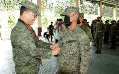 <p><strong>NEW SCOUT RANGERS.</strong> 1001st Infantry Brigade Commander Brig. Gen. Jesus P. Durante III (left) pins the Tabak badge on a member of the Scout Ranger Course (SRC) Class 218-22 during the SRC graduation rite at Camp Pablo Tecson, San Miguel, Bulacan on Tuesday (Jan. 17, 2023). The Philippine Army on Wednesday (Jan. 18, 2023) said 164 troops have qualified as members of the Scout Rangers after completing a grueling 10-month training course. <em>(Photo courtesy of the First Scout Ranger Regiment)</em></p>