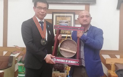<p><strong>BUILDING TIES</strong>. Kochi Prefecture official, Deputy Director Kouji Yokobatake (left) of the Department of Culture, Community, and Sports receives a “gong” token from Benguet Governor Melchor Diclas (right) during the Japanese delegation’s courtesy call on Tuesday evening (Jan. 17, 2023) at the provincial capitol.  <em>(PNA photo by Liza T. Agoot)</em></p>