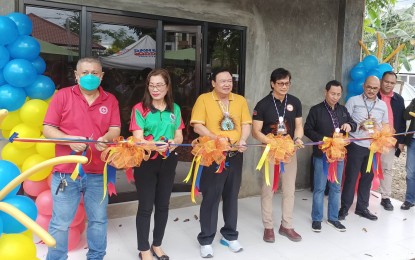 <p><strong>TURNED OVER</strong>. Iloilo City Mayor Jerry Treñas and Department of the Interior and Local Government Secretary Benjamin Abalos Jr. (3rd and 4th from left) lead the ribbon-cutting ceremony for the turnover of projects funded under the Support to Barangay Development Program (SBDP) in Barangay Dungon B in Jaro district, Iloilo City on Wednesday (Jan. 18, 2023). The barangay is a recipient of PHP20 million worth of projects in 2022 after it was declared insurgency-free in 2014. <em>(PNA photo by PGLena)</em></p>