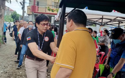 <p><strong>MORE COPS</strong>. Iloilo City Mayor Jerry Treñas welcomes Interior Secretary Benjamin “Benhur” Abalos Jr. during the turnover of Support to Barangay Development Program projects in Barangay Dungon B. on Wednesday (Jan. 18, 2022). Treñas, in an interview, said he will request additional police personnel for the city.<em> (PNA photo by PGLena)</em></p>